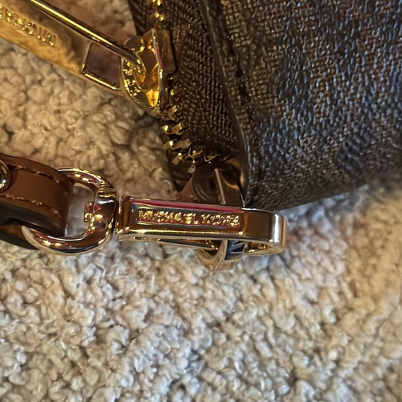 Michael Kors wristlet/ accordion zip around wallet NWOT - Picture 10 of 11
